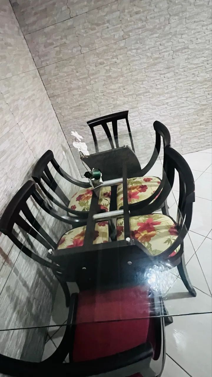Linda mesa de jantar com 6 cadeiras 