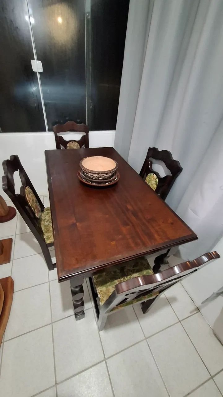 Mesa de Jantar em Madeira Maciça + 4 Cadeiras Coloniais