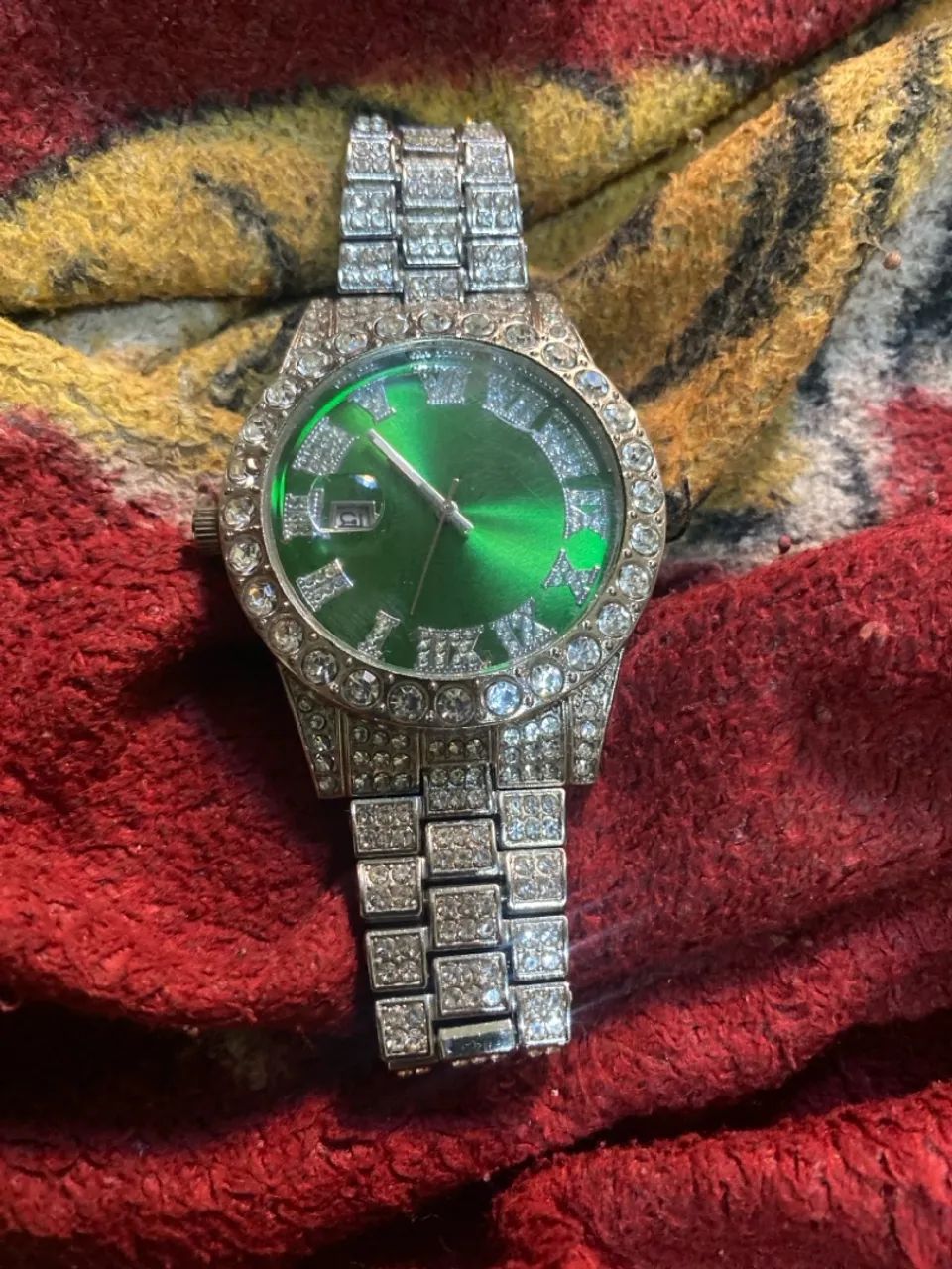 Relógio cravejado de diamantes