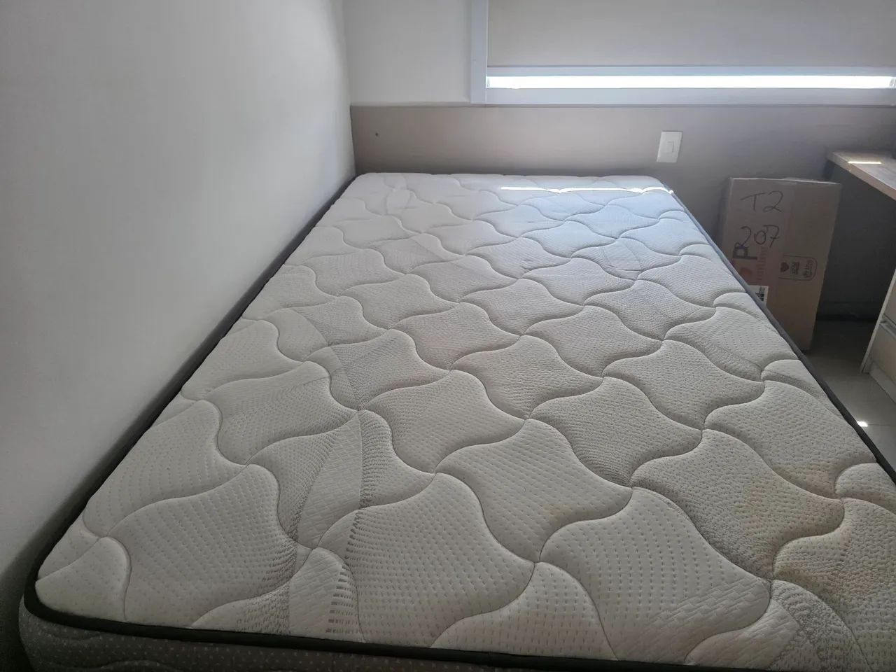 700 reais  Cama box casal, no estado. Colchão macio, de molas e base normal.