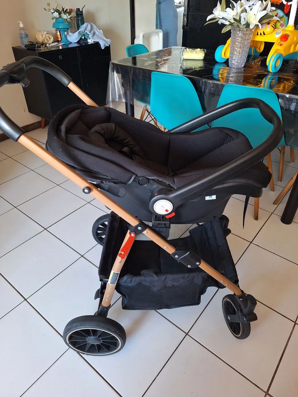 Carrinho de bebê com bebê conforto  - Foto 5