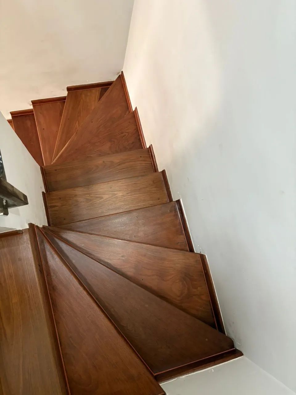Restauração de escadas  com aplicação de Bona . - Foto 5