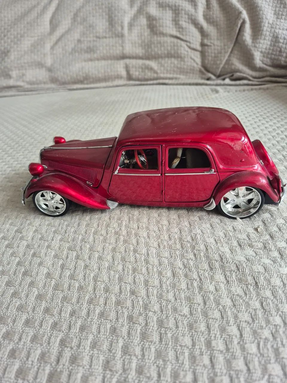 Carro Miniatura Citroën 15cv 6Cyl MAISTO escala 1:18 - Brinquedos
