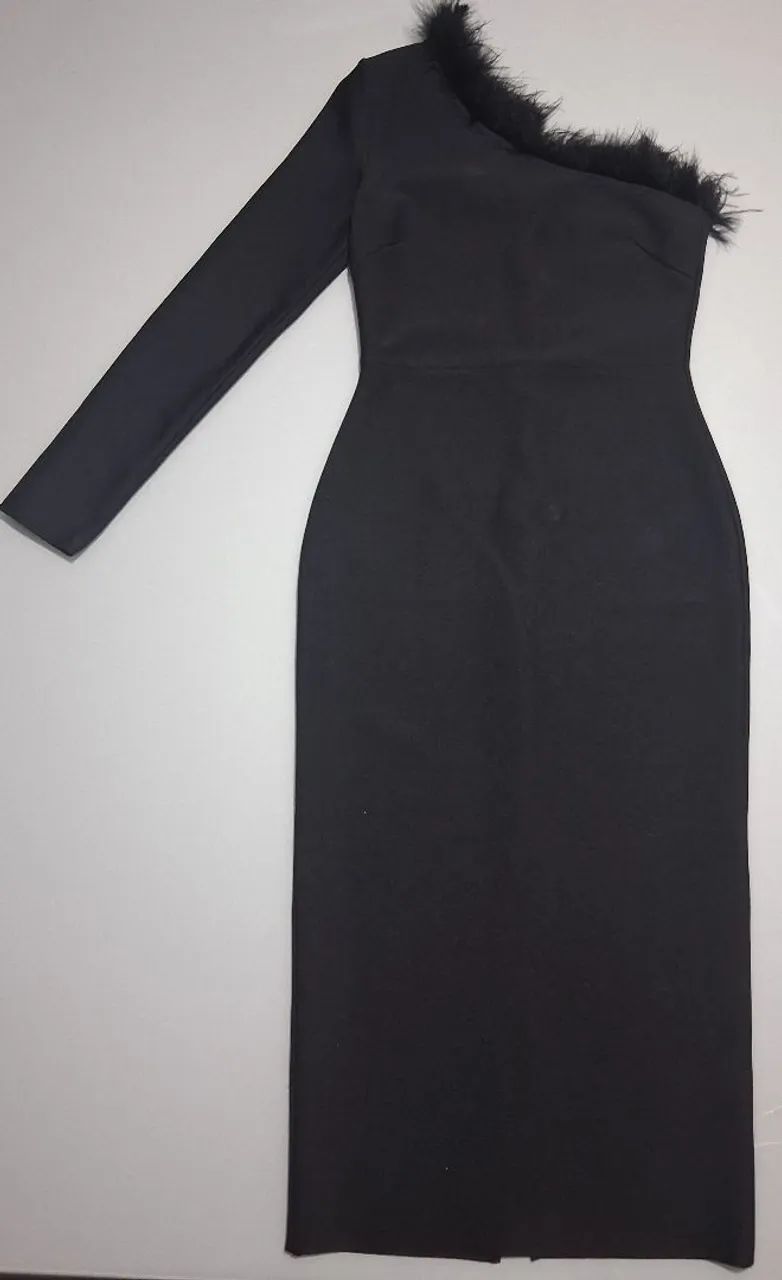 Vestido Mídi Preto Elegante. 