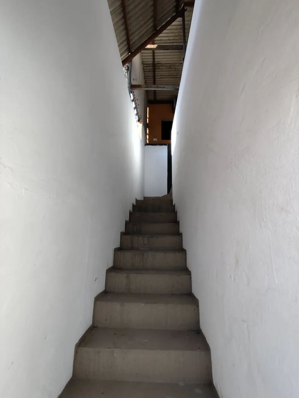 Vendo casa com 2 lojas comerciais no Bairro Nordeste! - Foto 2