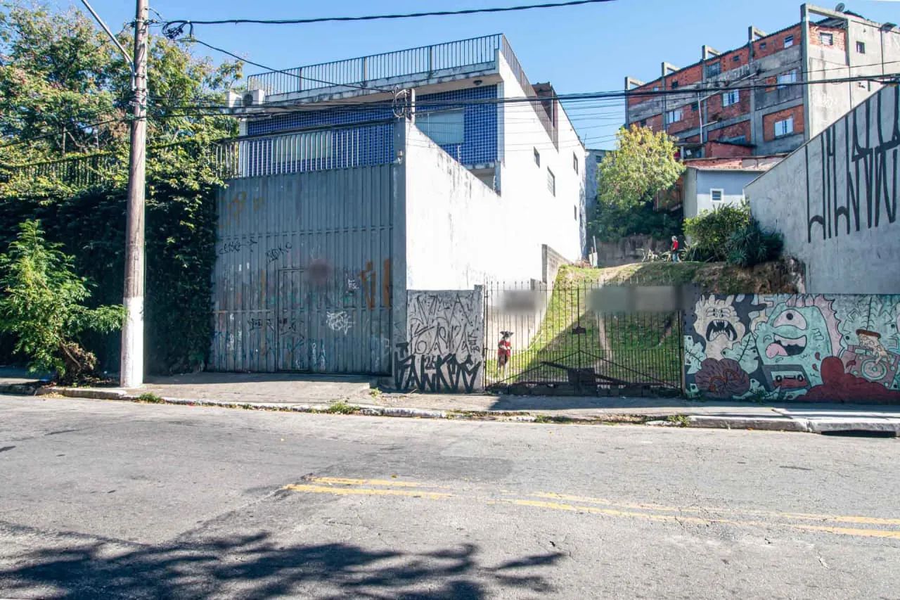 Prédio comercial na Rua Maria Rita Balbino, 89  700 m²