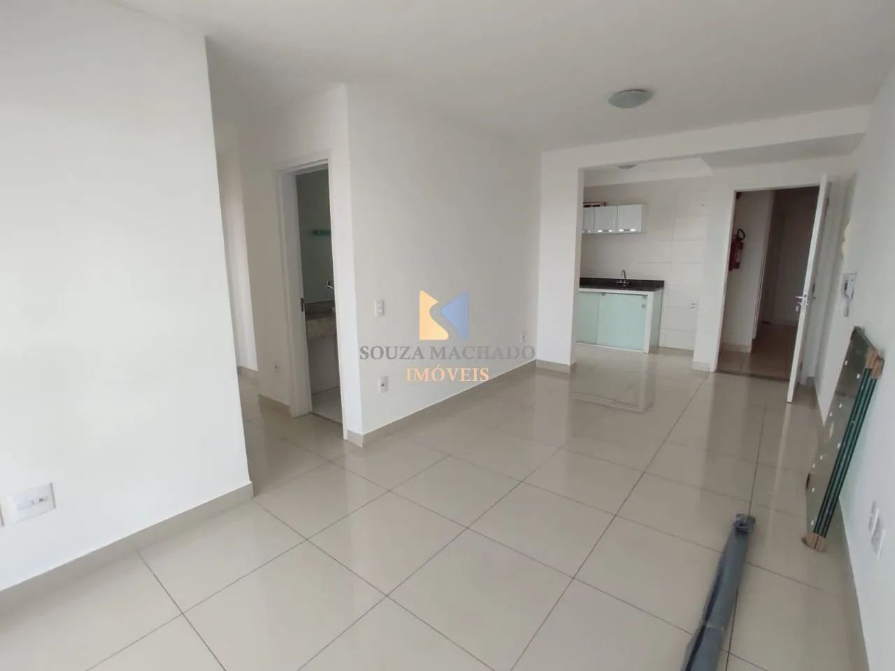 Ótimo apartamento, sala ampla com varanda, piso em porcelanato, 3 quartos - Foto 5