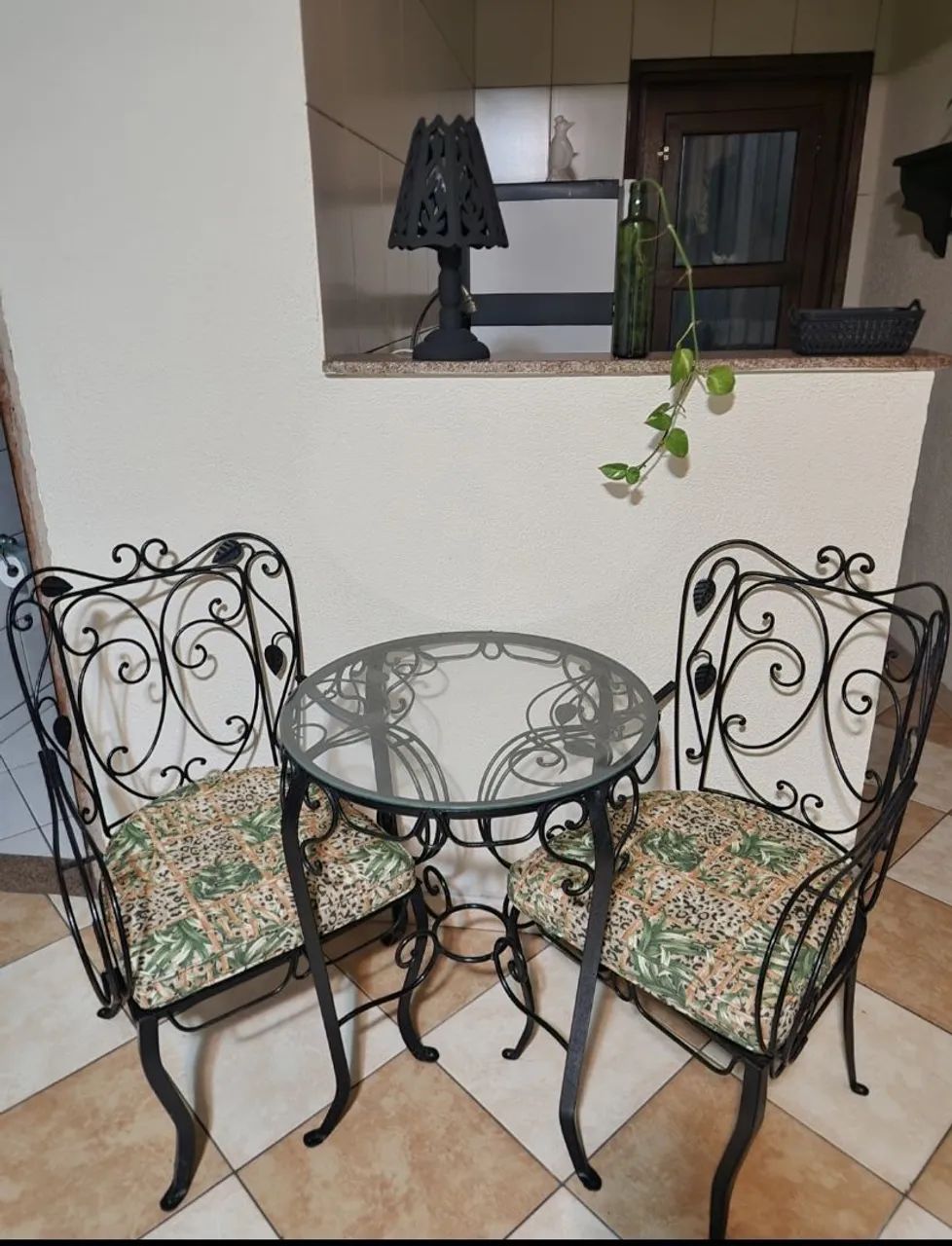 Mesa e cadeiras de ferro
