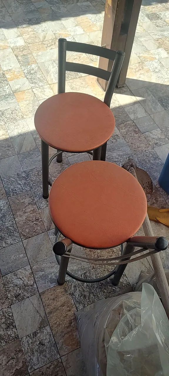 Mesa em mármore com 4 banquinhos  - Foto 3