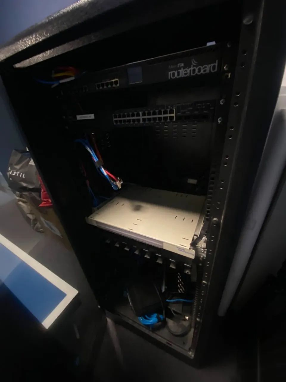 RACK DE REDE COM EQUIPAMENTOS - Foto 2