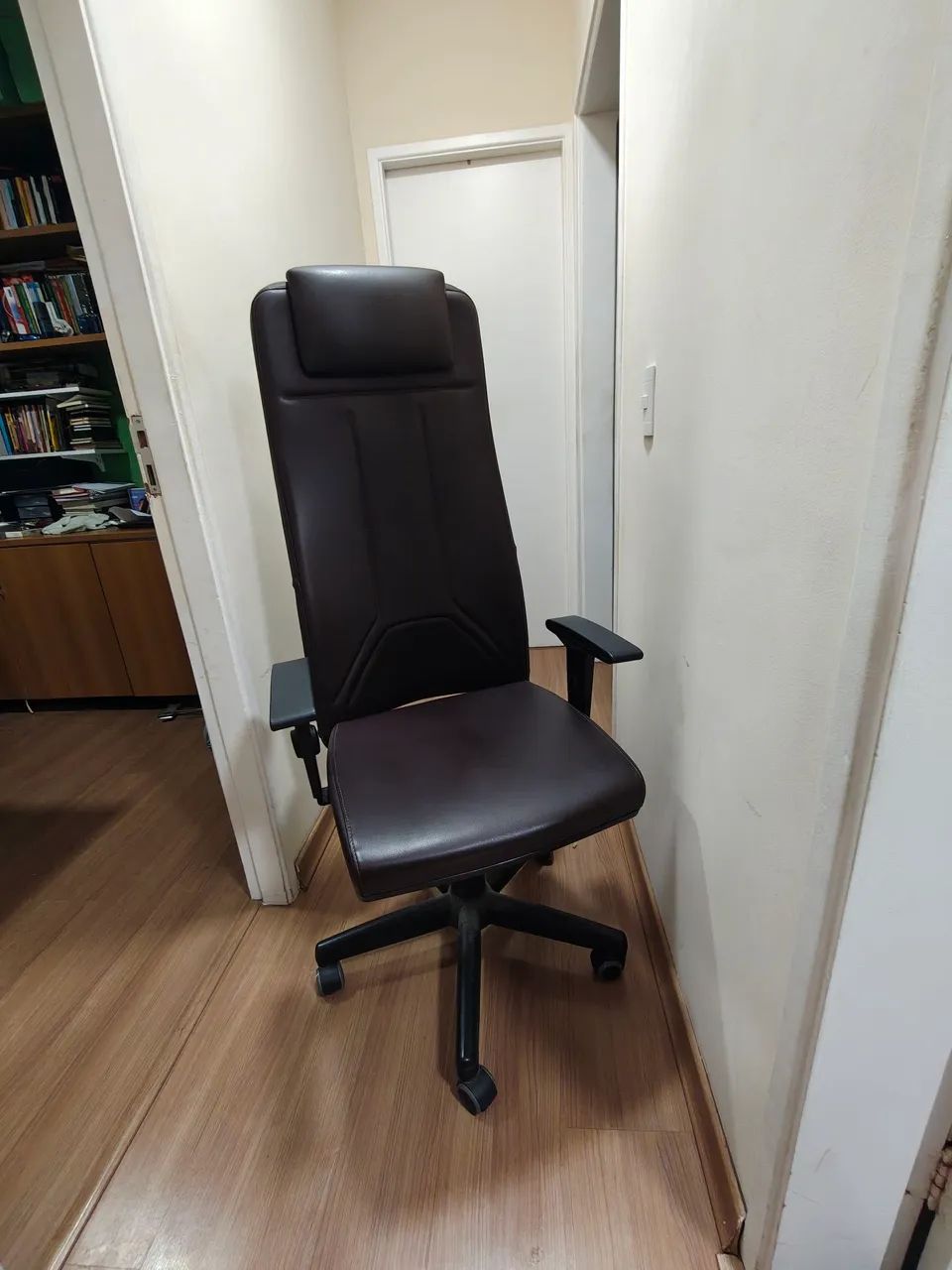 Cadeira de escritório couro marrom - Foto 2