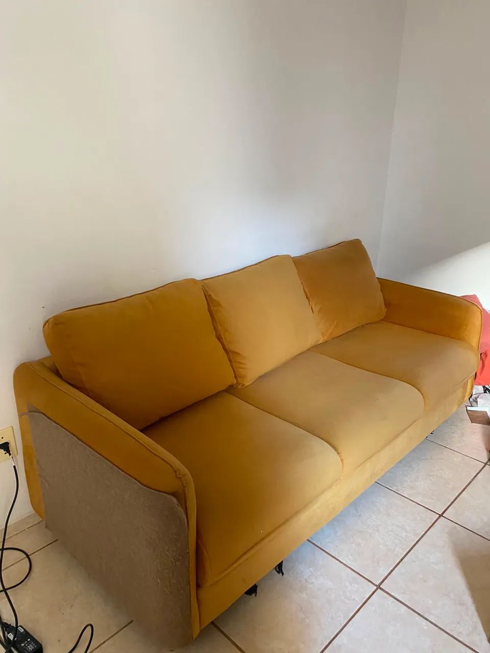 Sofá 3 Lugares Mostarda Amarelo - Confortável e Espaçoso - Foto 4