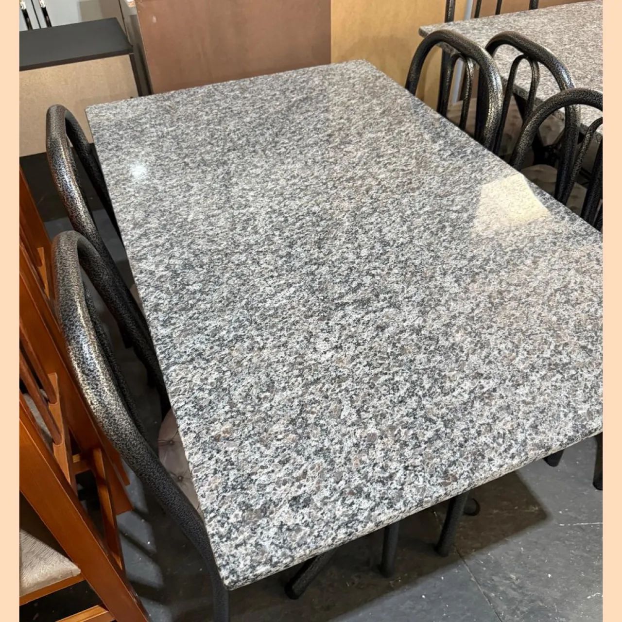 Mesa de jantar com 4 cadeiras - entrego 