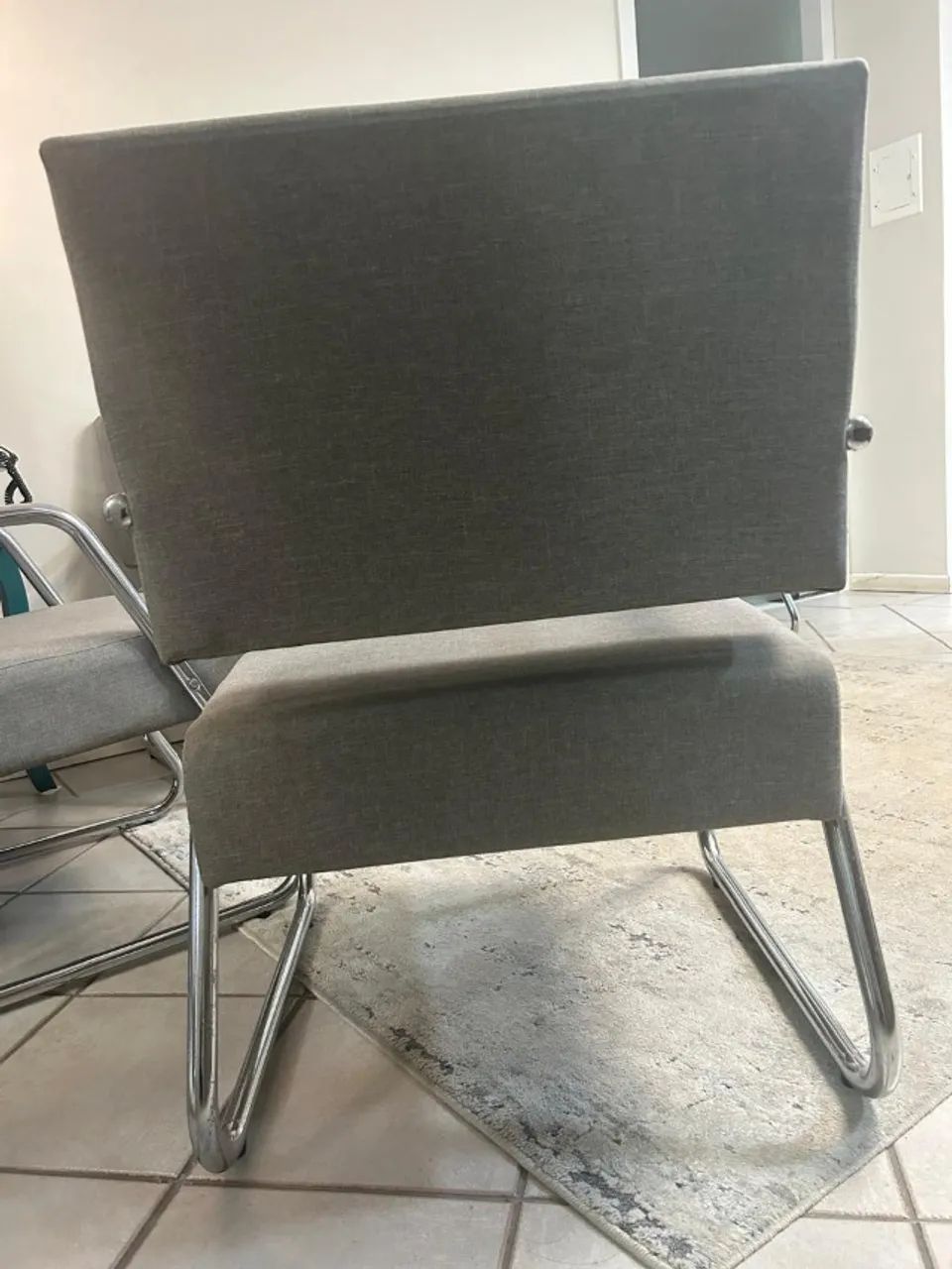 5 Cadeiras (poltronas) estofadas de sala/escritório - Foto 5