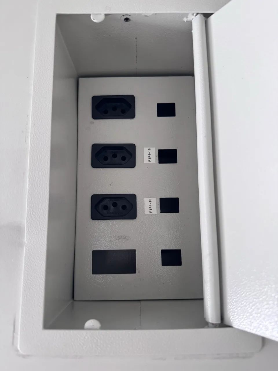 Mesa bancada oval para escritório com ponto de energia no centro - Foto 5