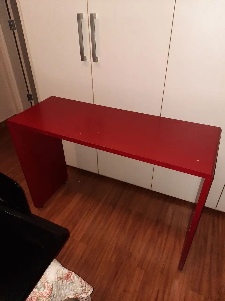 Escrivaninha de cor vermelha 
