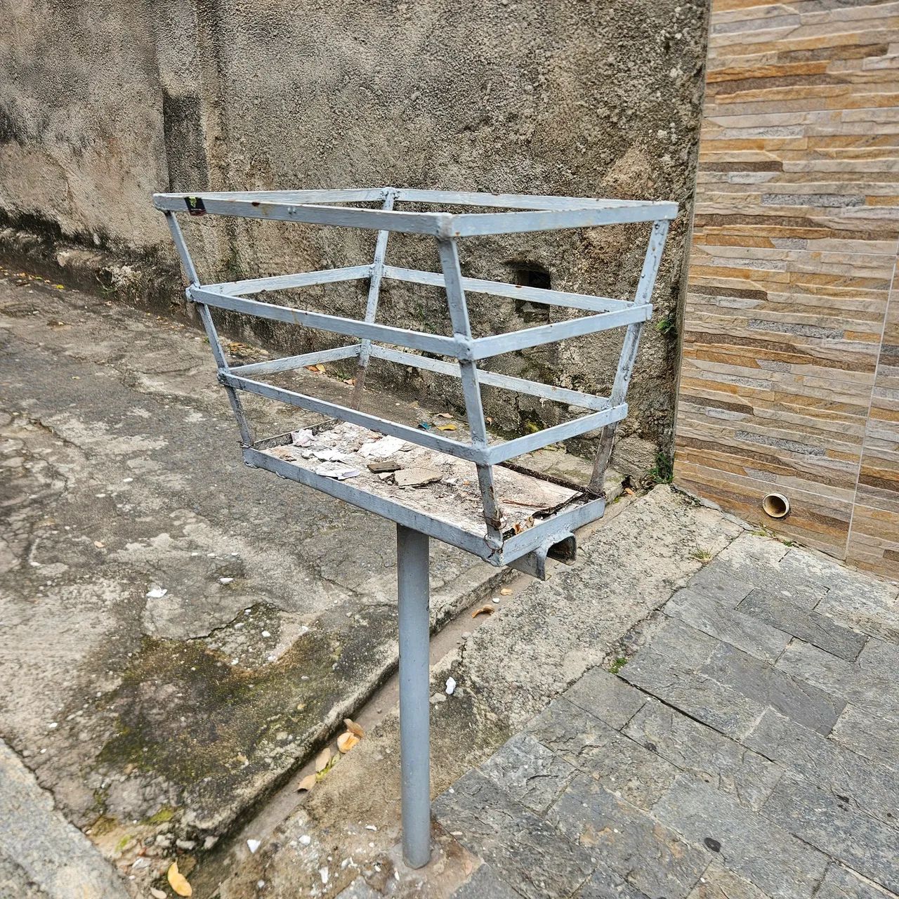 Lixeira de ferro para calçada/rua - Foto 3