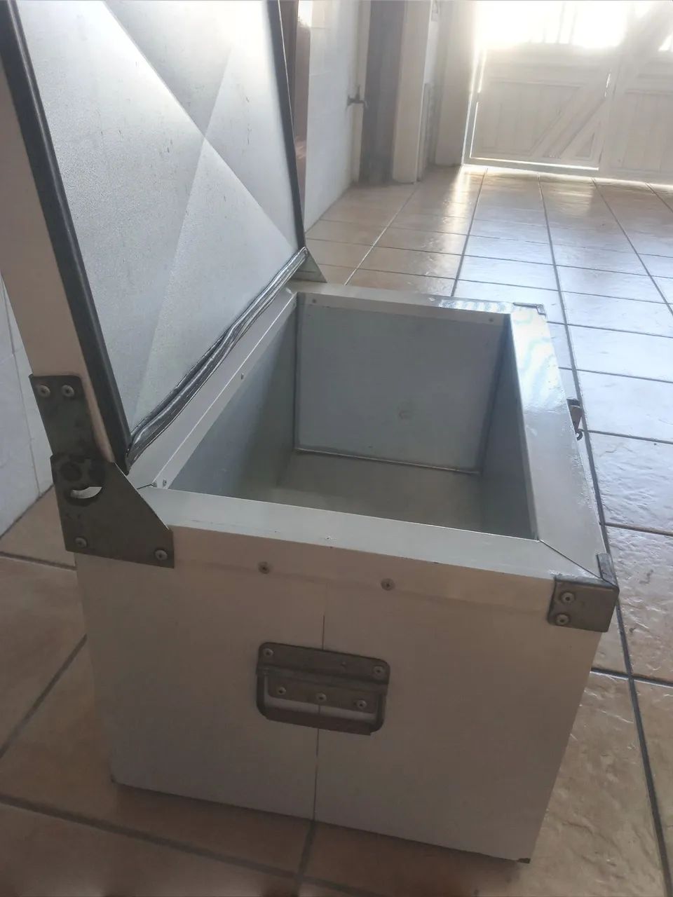 Caixa termica MRG 50lts para barcos  - Foto 3