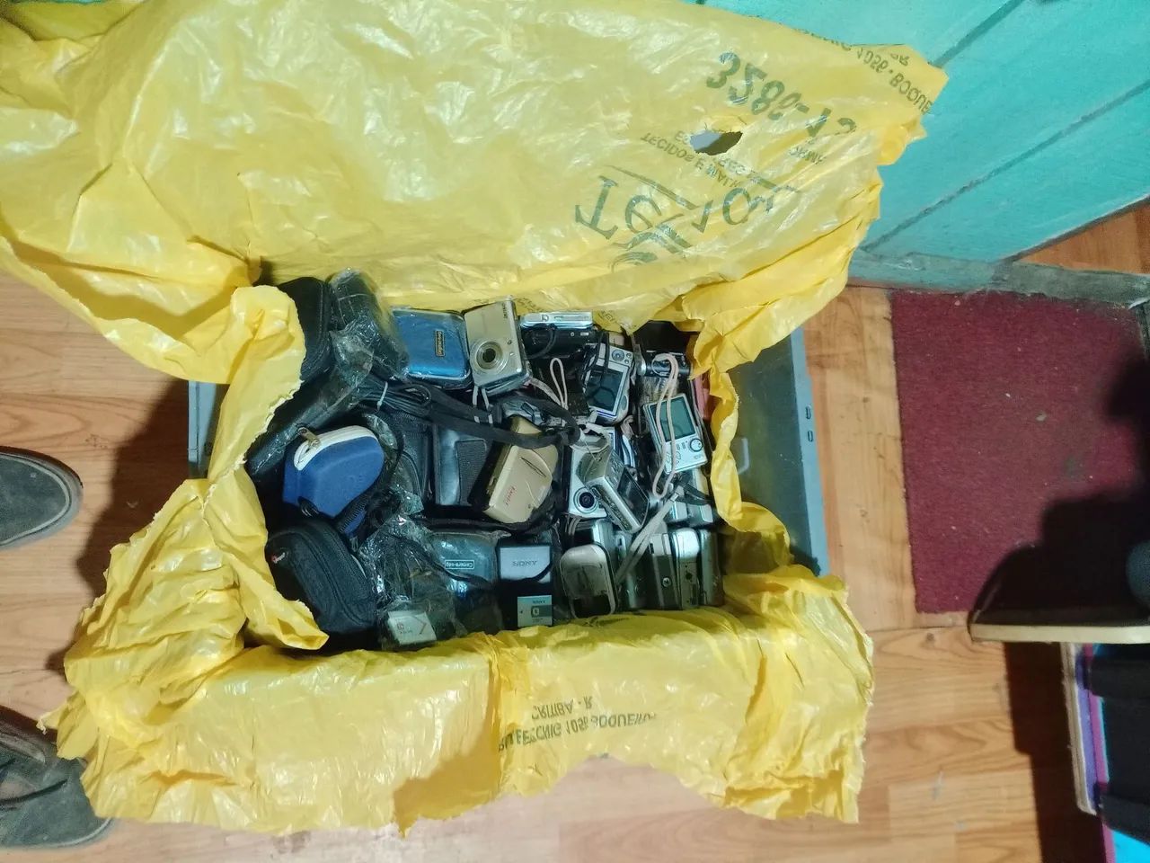 Várias câmaras de fotos  na faixas de  trinta reais cada 