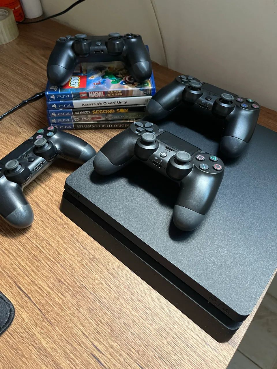 PS4 slim c/ 4 controles