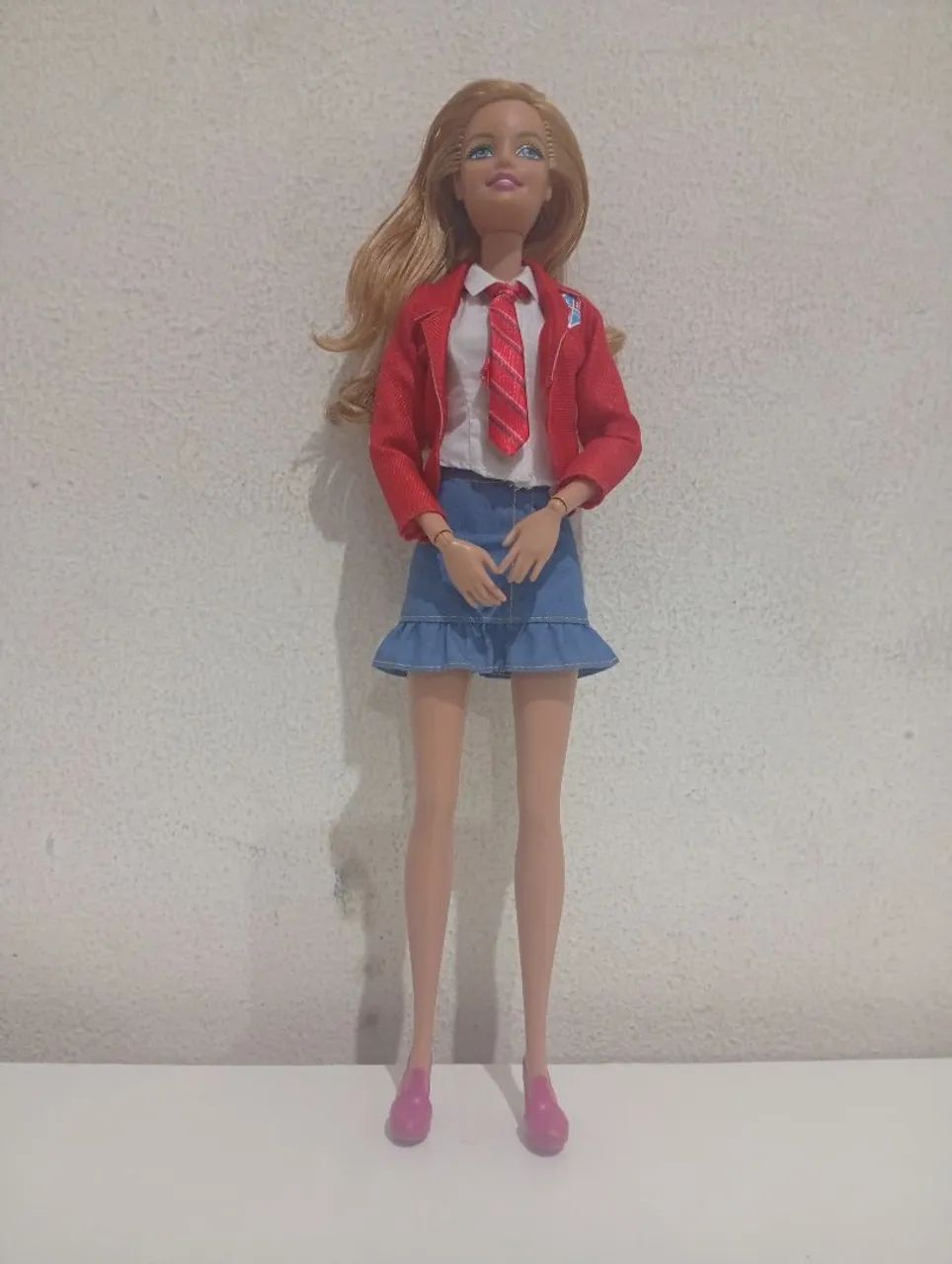 Barbie com roupinha das rebeldes