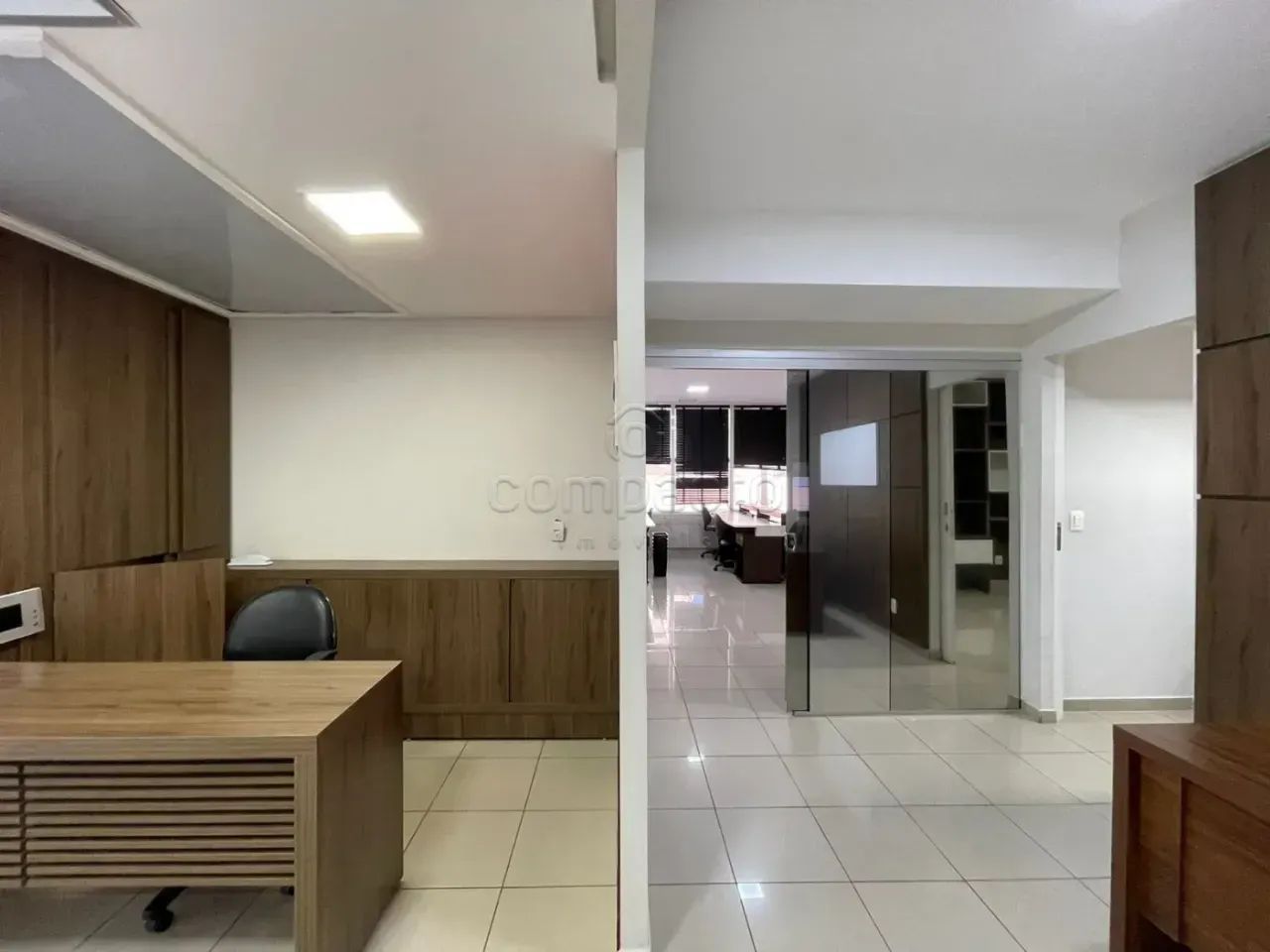 Sala Comercial Mobiliada | 100 m² | 2 Vagas | Centro da Cidade - Foto 3