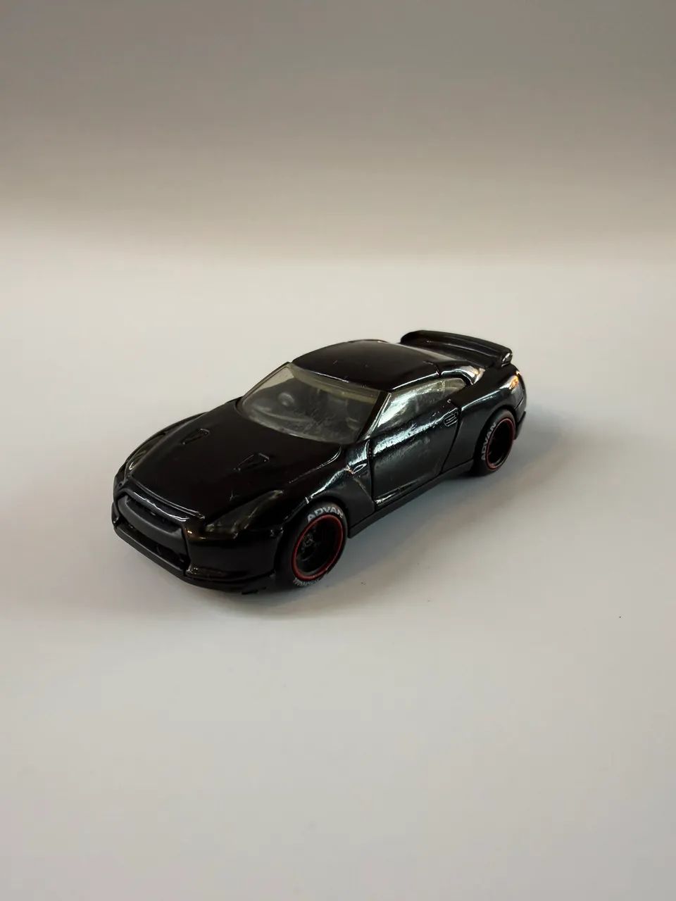 Hot wheels 2009 Nissa GT-R custom com pneus de borracha 