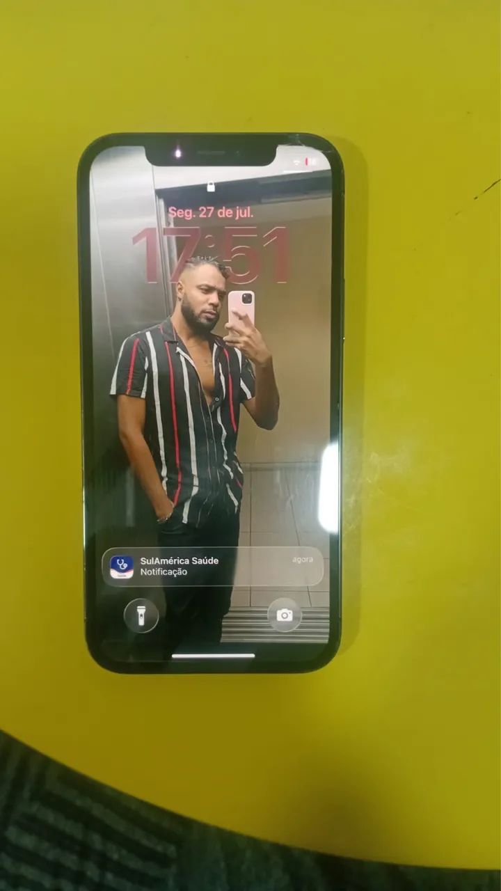 Celular com fundo quebrado 