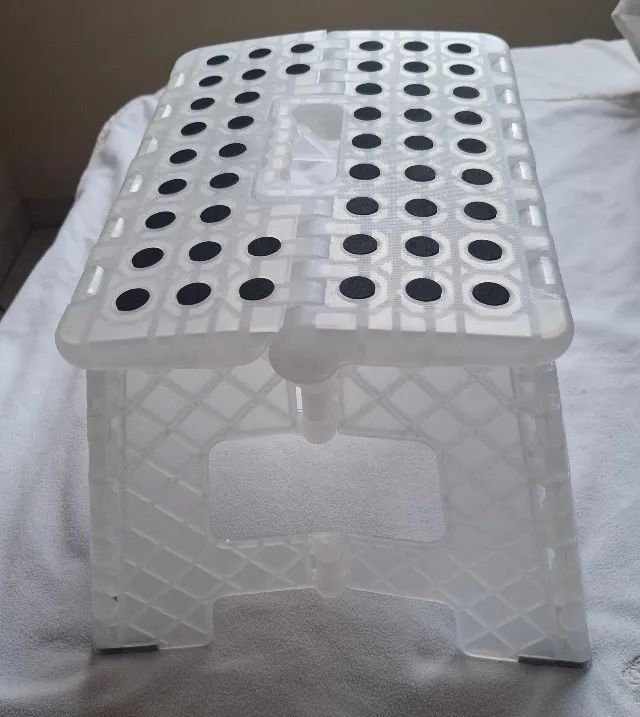 Banqueta plástica multiuso dobrável, marca Vonder, cor branca, nova,  - Foto 2