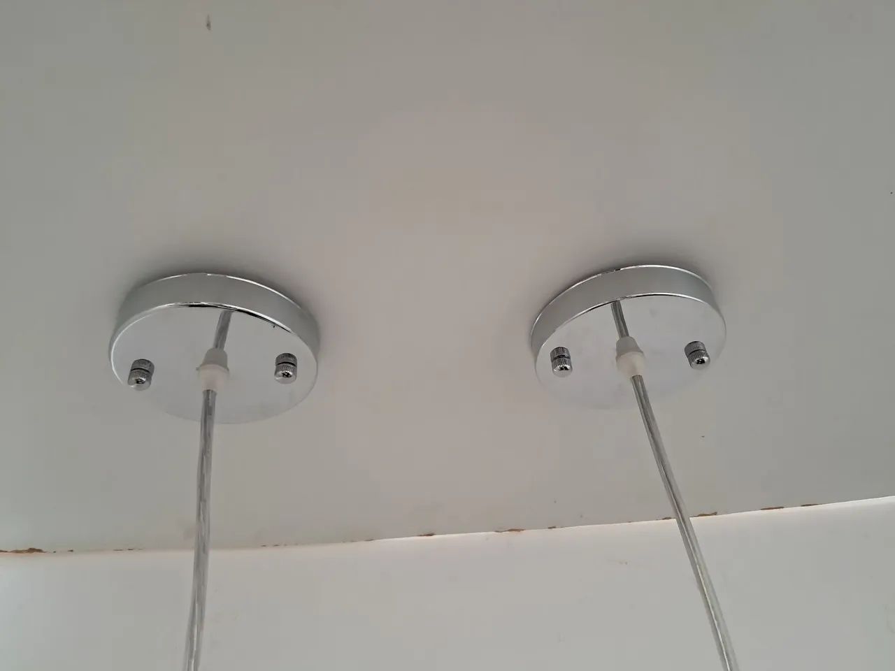 Luminária Pendente com base e acabamento em aço cromado e pêndulos de Cristais - Foto 4