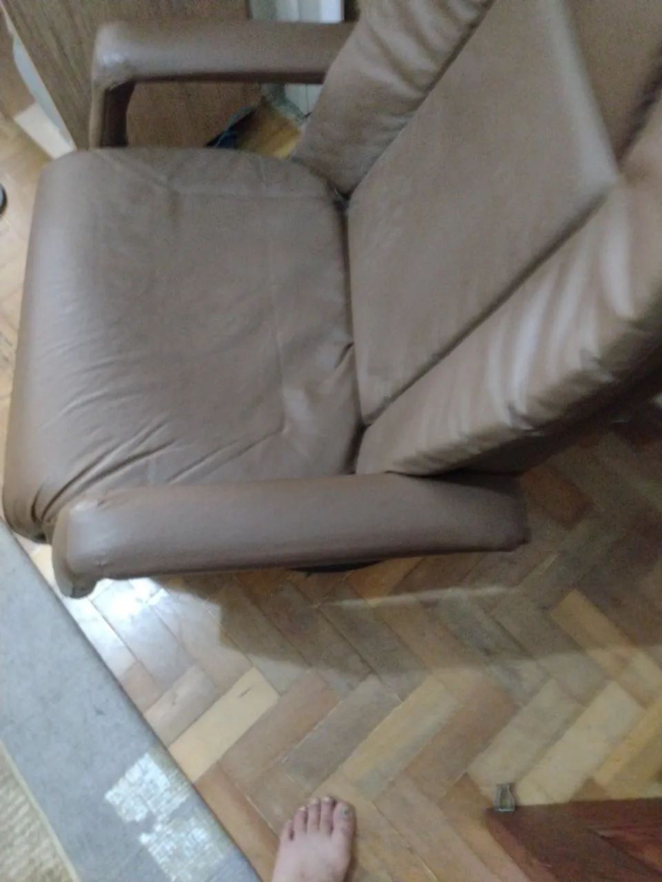 POLTRONA RECLINÁVEL, CONFORTÁVEL, DE COURO SINTÉTICO - Foto 2