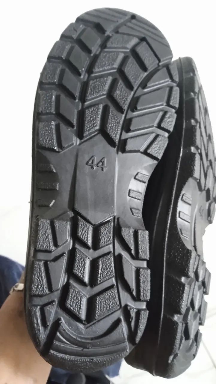 Bota de obras tamanho 44