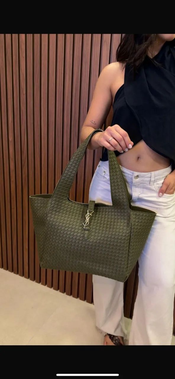 Bolsa Yves Saint Laurent Feminina ALCOCHOADA em Couro - Foto 2