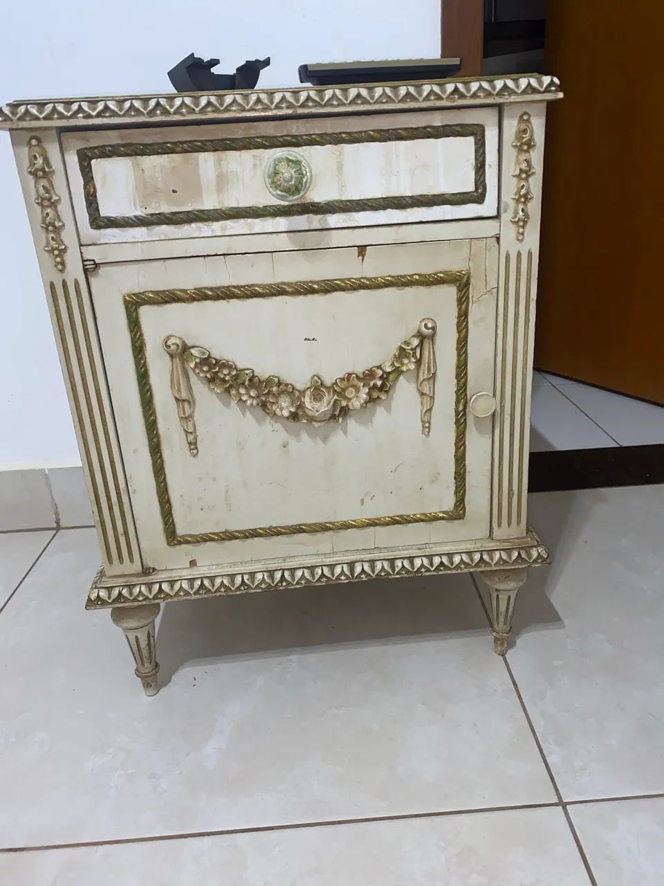 Par de mesas de cabeceira antigo modelo Luís XV - Foto 3