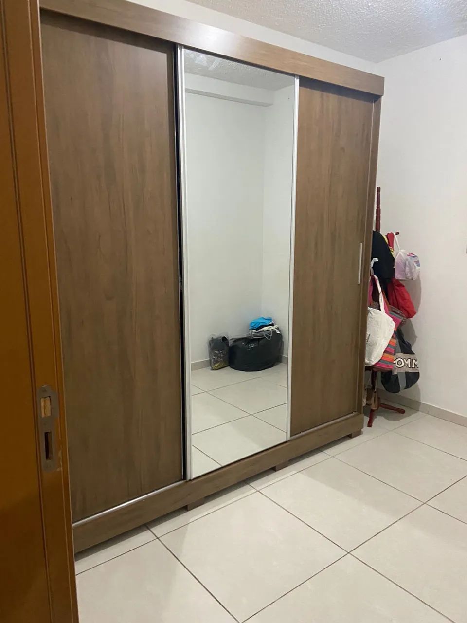 Guarda roupa casal com espelho e portas de correr 