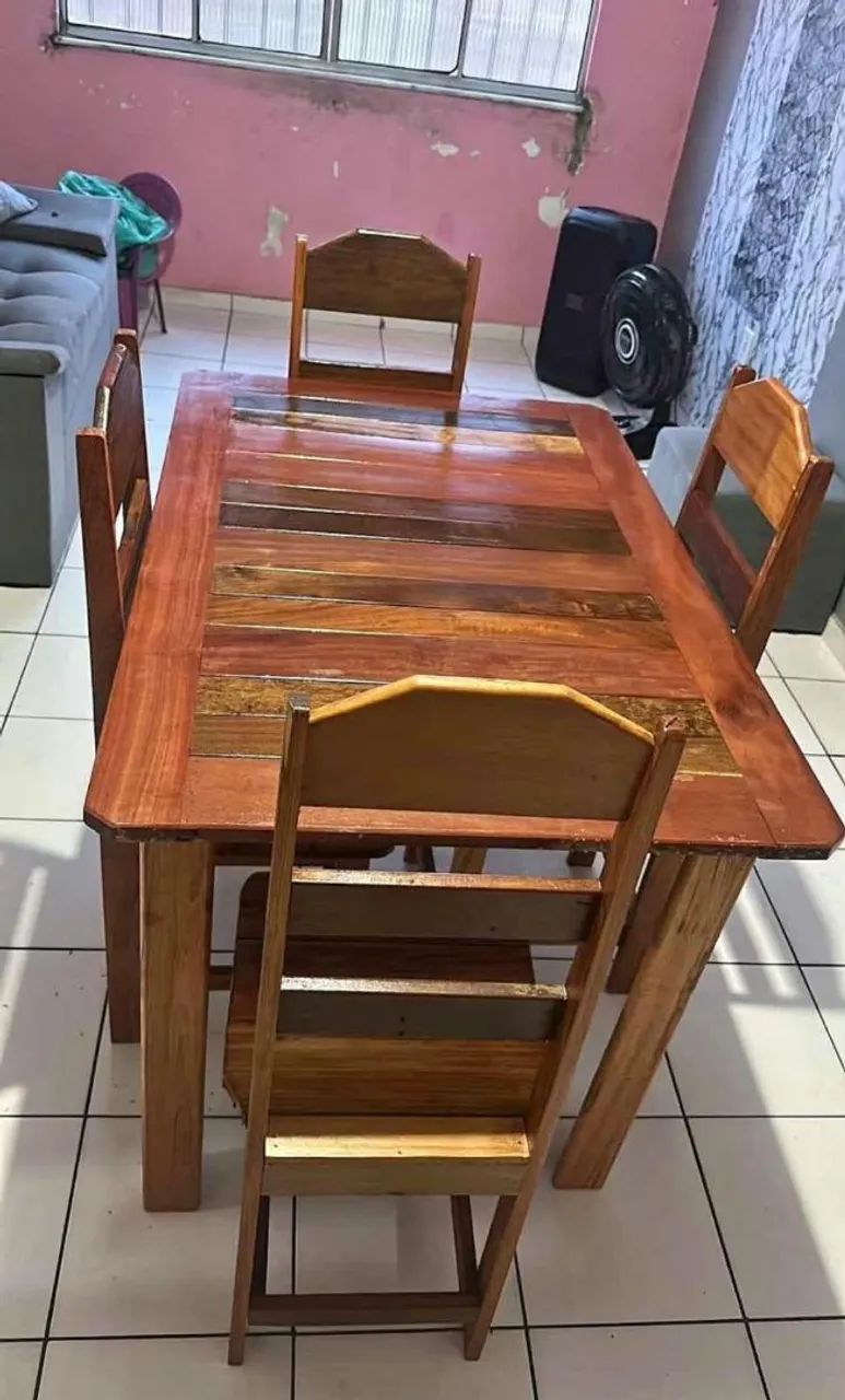 Mesa com 4 cadeiras 