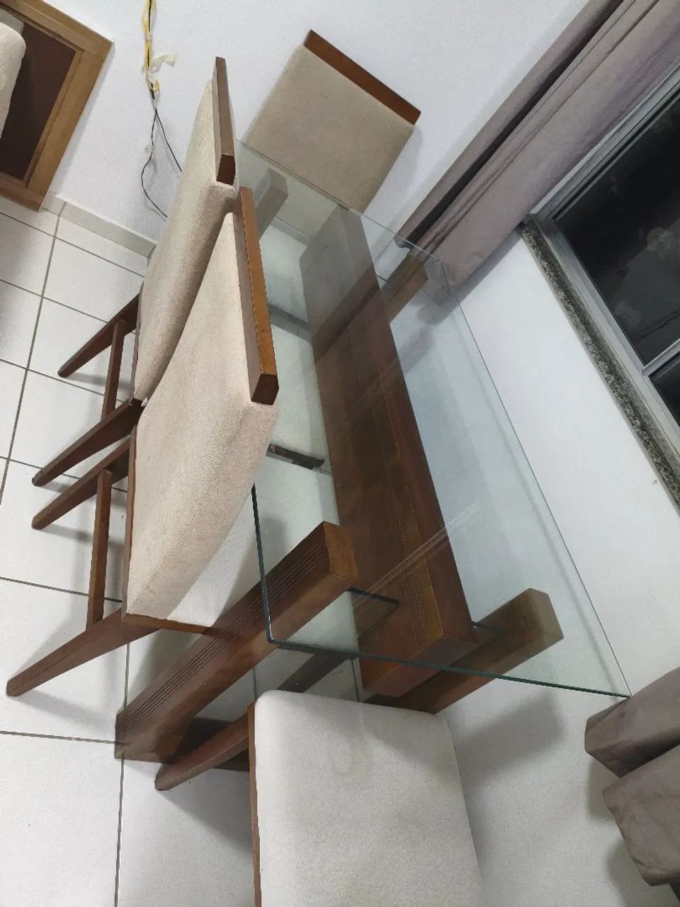 VENDE-SE MESA DE VIDRO COM QUATRO CADEIRAS