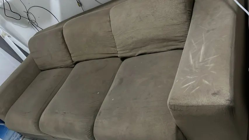 Sofá 3 Lugares Suede Bege Tecido Inteiro Sem Rasgos Liquidação BH - Foto 3