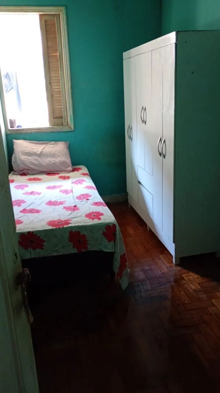 Aluga se quarto mobiliado p rapazes em apartamento 
