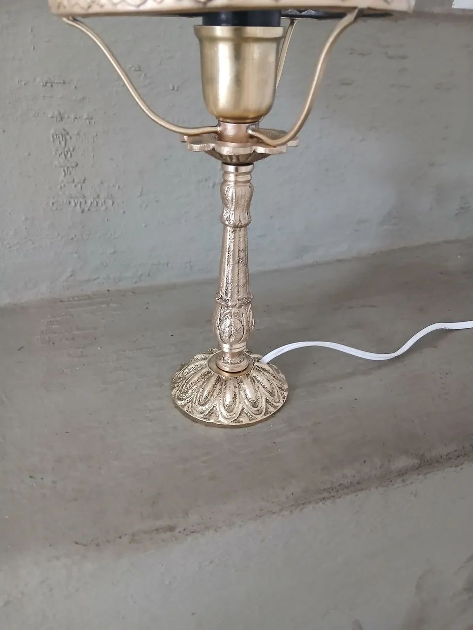 Abajour em bronze e cupula opalina branca - Foto 4