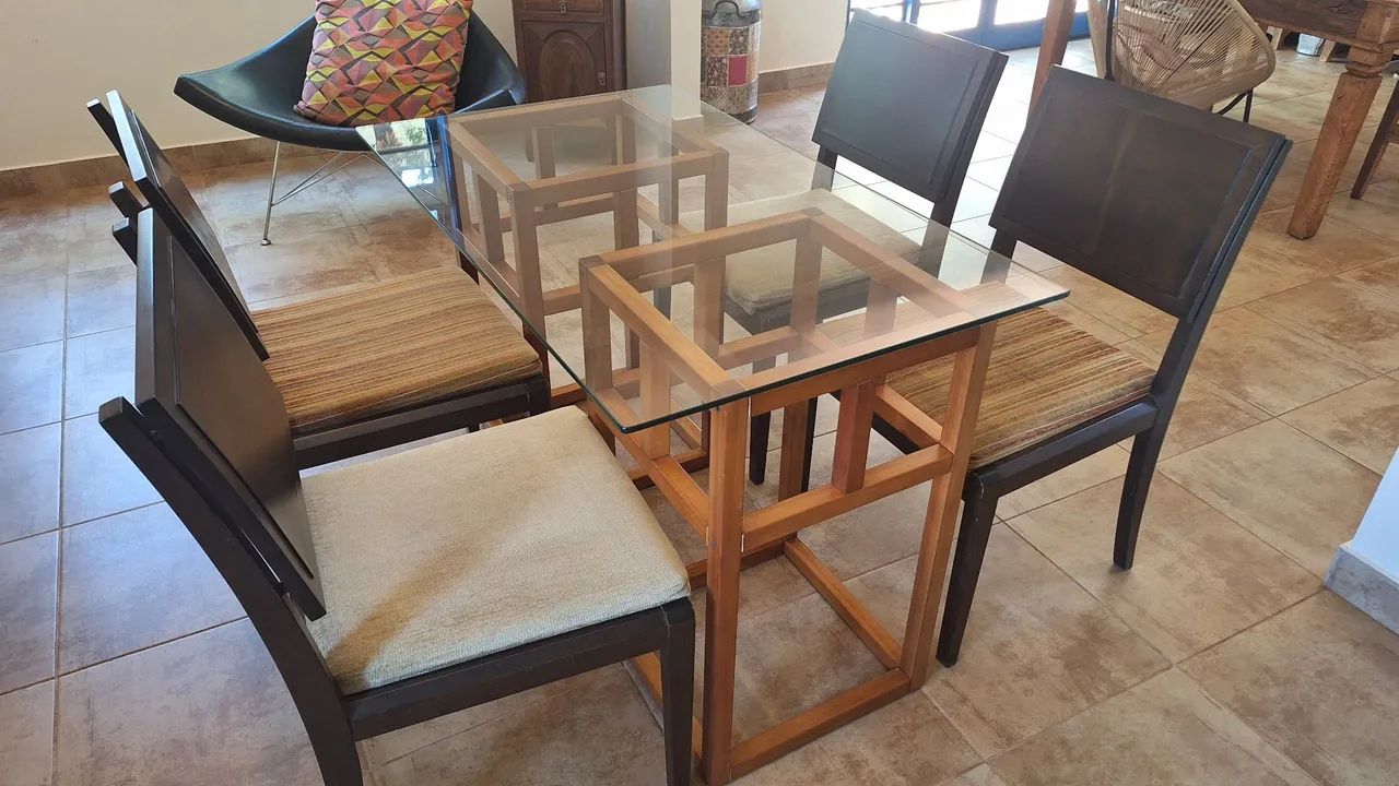 Mesa de jantar Tok Stok + 4 Cadeiras