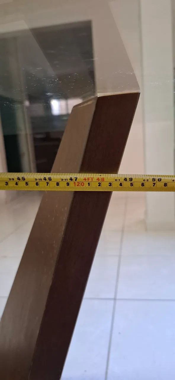 Mesa Jacauna com base de madeira em V e tampo de vidro temperado para 6 lugares - Foto 5
