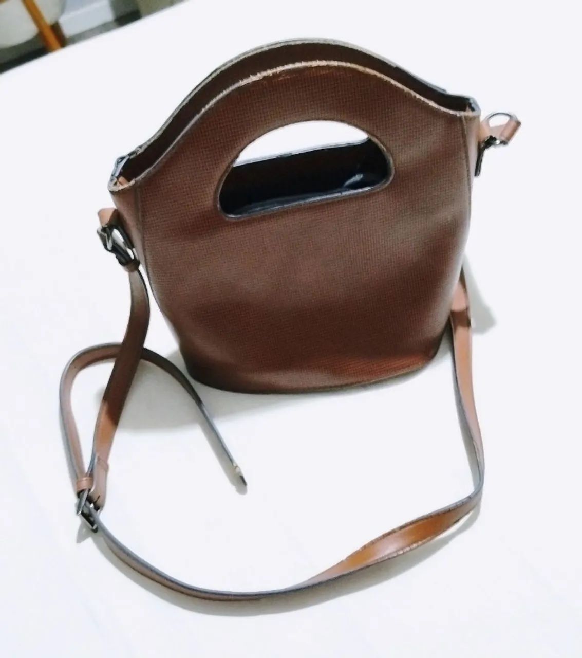 Bolsa Satinato bucket caramelo  - Foto 5