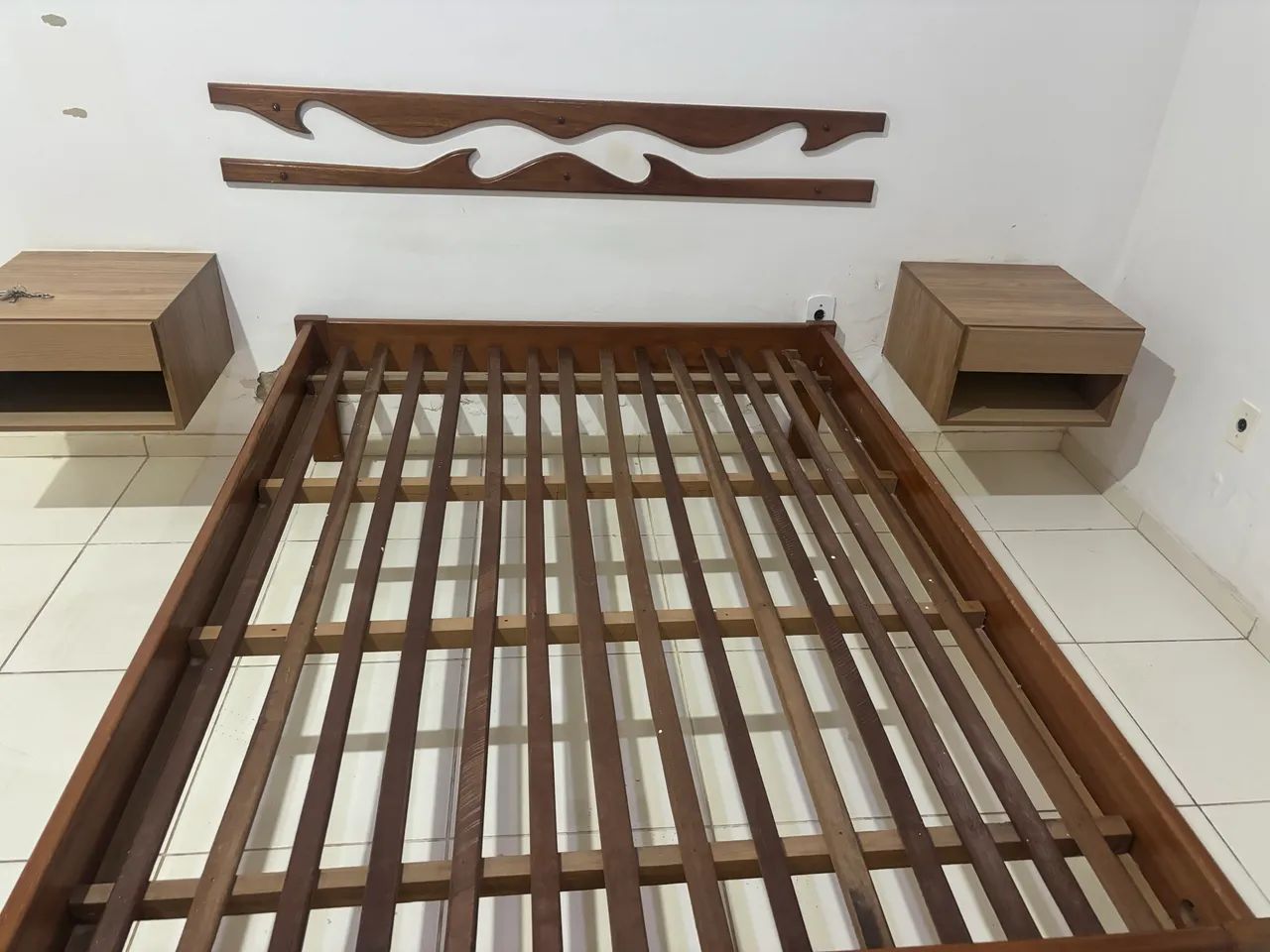Cama , criados e cabeceira da cama 