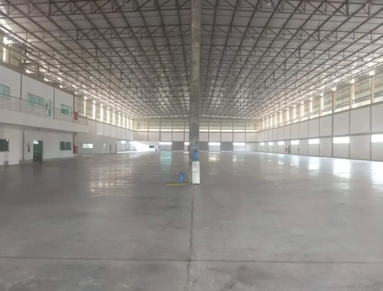 galpão 9500m2 com docas - Foto 2