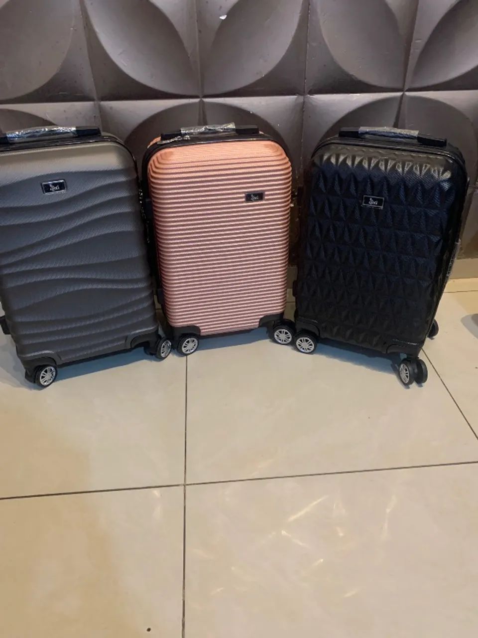 Malas de viagem com pequeno defeito 