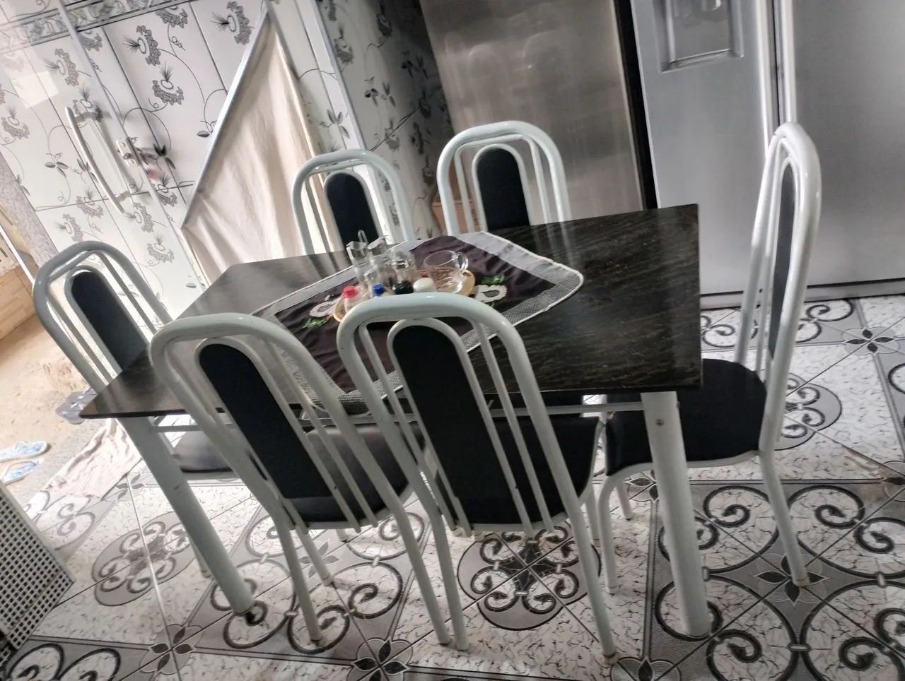 Mesa com 6 cadeiras 