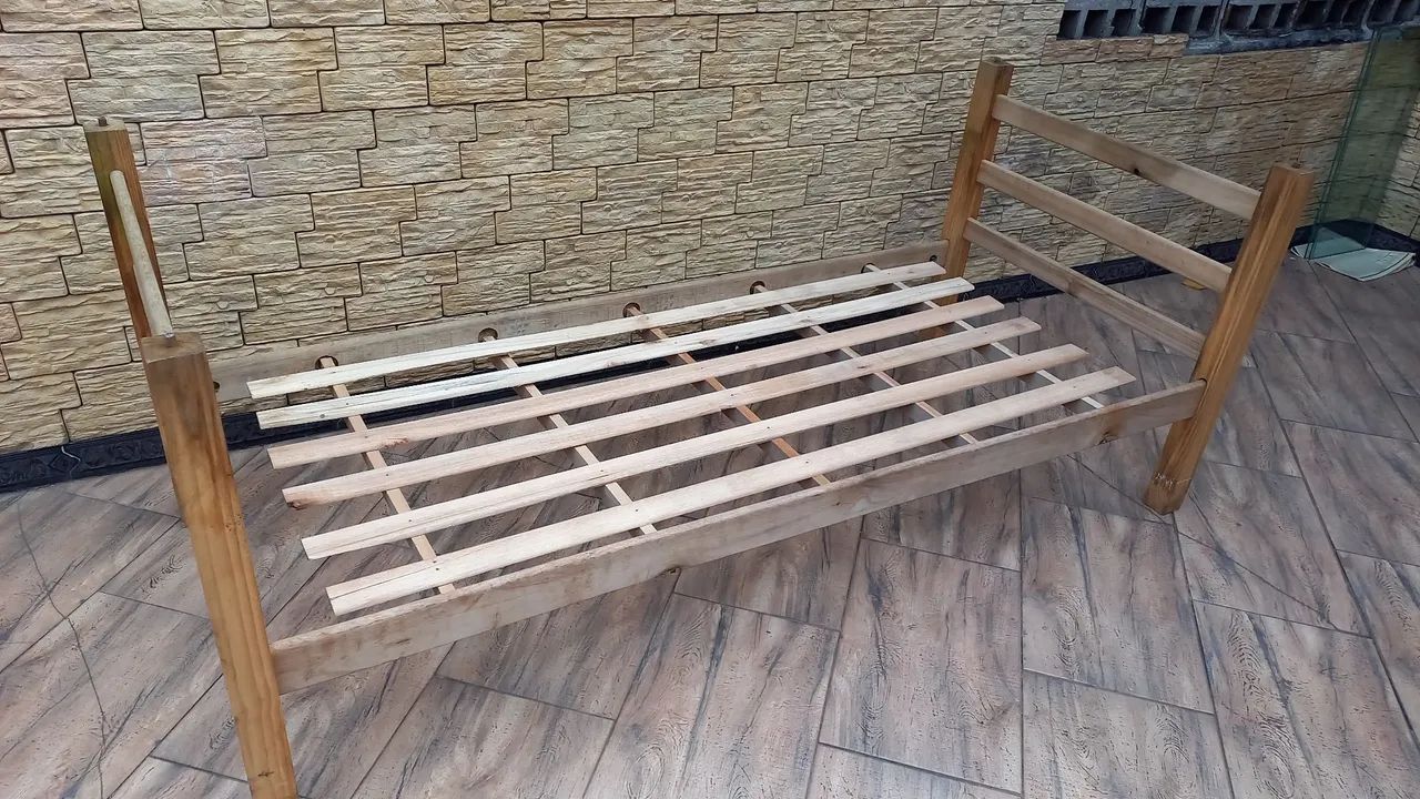 Entrego: Cama de madeira maciça Solteiro usada anos 90 - Foto 5