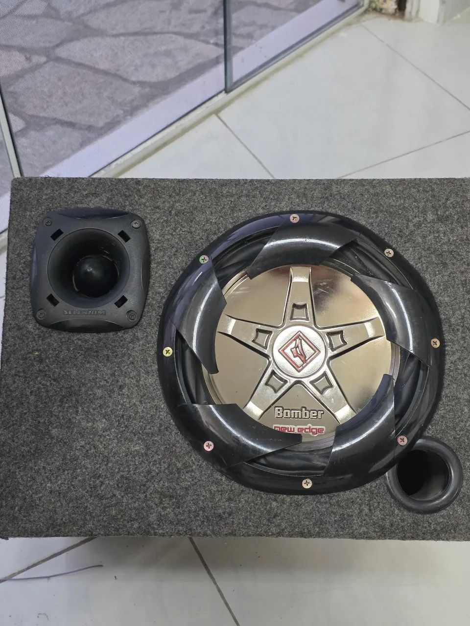 Vendo 1 caixa subwoofer miuto bom e bem conservado!! - Foto 3