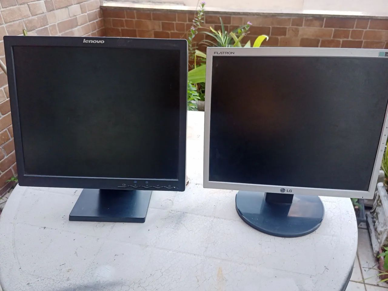 O2 Monitores funcionando - R$ 100,00 - Preço individual R$ 60,00 cada.